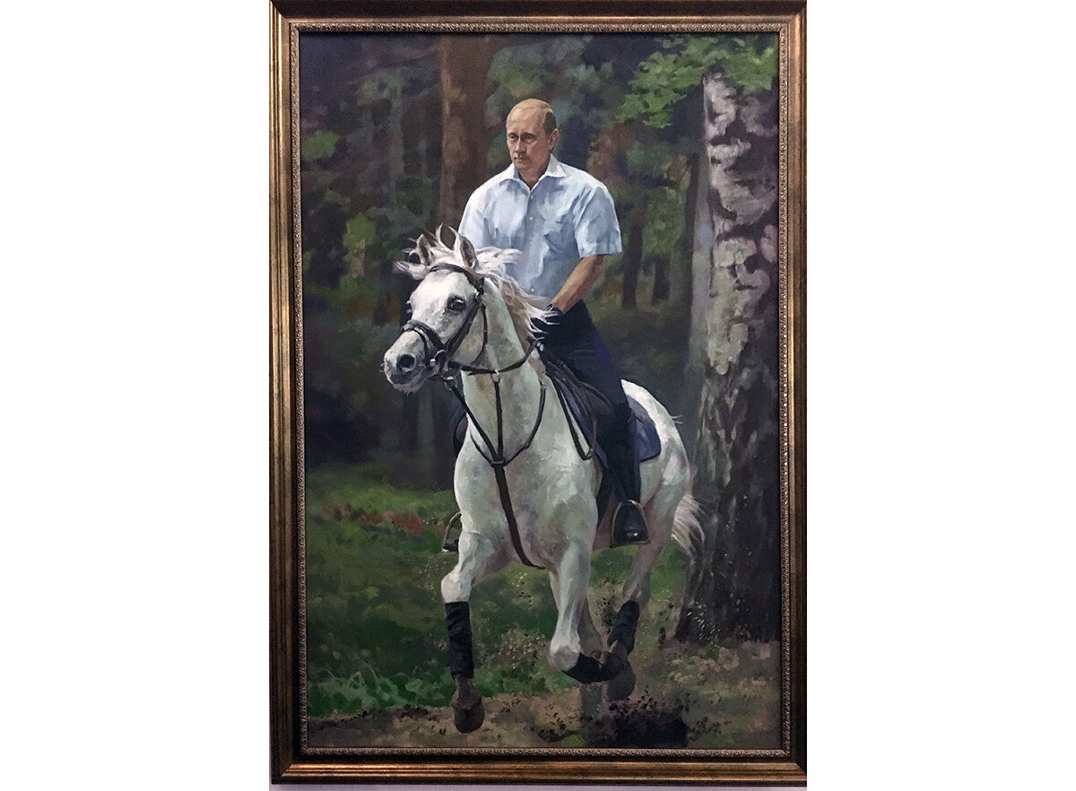 Путин на лошади. Портрет в одном из музеев Дагестана. Фото автора