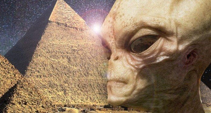 По сей день строительство египетских пирамид считаются абсолютной тайной. Одна из популярных теорий гласит, что такое чудо архитектурной мысли могли построить только внеземные цивилизации.
-2