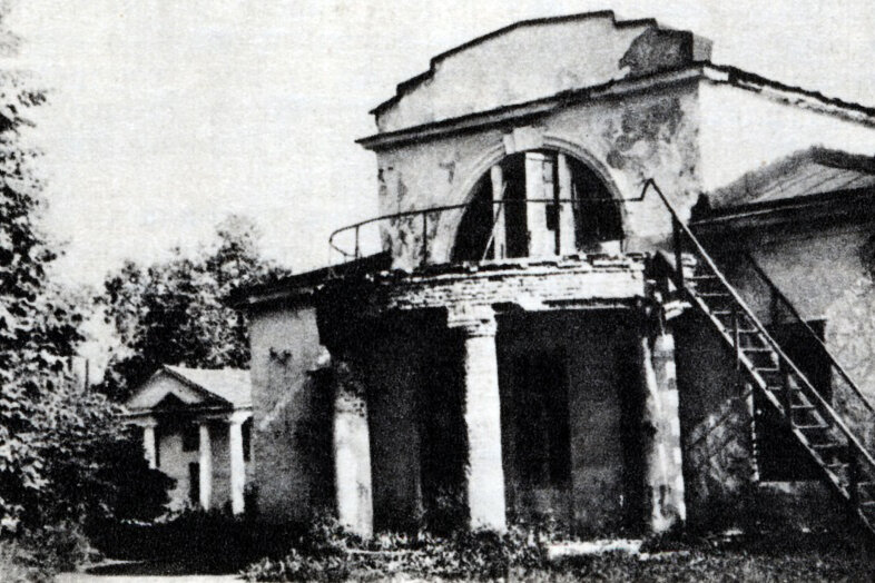 Снимок флигеля и усадебного дома на заднем плане из книги «В среднем течении Оки» М. Дунаева и Ф. Разумосвского. Листайте дальше и обратите внимание, на крышу дома.