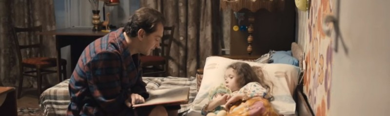 Виктор с дочерью, кадр из фильма "Географ глобус пропил" (2013) 