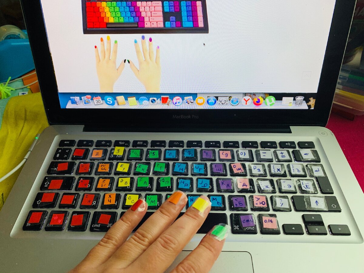 Сначала я прикрепила бумажки на пальцы скотчем, но мне было неудобно, а потому я покрасила ногти в нужные цвета с помощью фломастера. Большие пальцы предназначены только для клавиши "пробел"/ фото автора