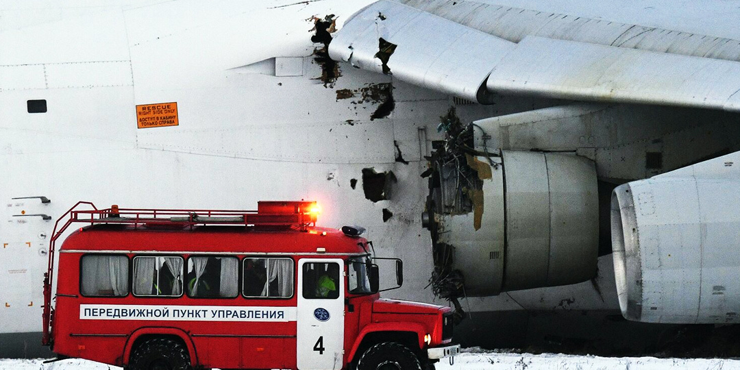 В аэропорту Новосибирска Самолет АН-124 выкатился за взлётную полосу из-за аварийной посадки после «хлопка» на борту