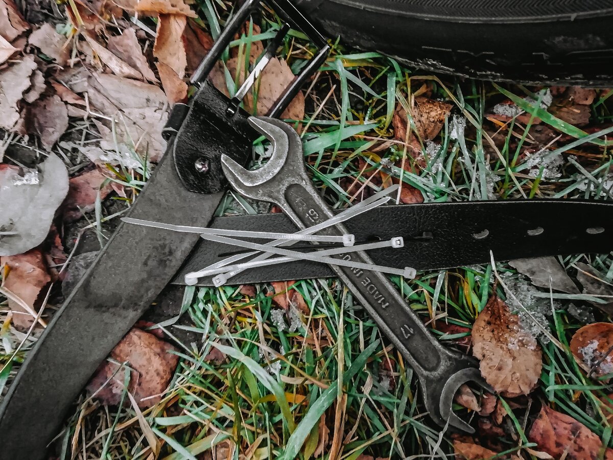 Все, что потребуется - зачастую есть практически в каждом автомобиле: несколько пластиковых стяжек, небольшой гаечный ключ и ремень, который пришлось снять с пояса