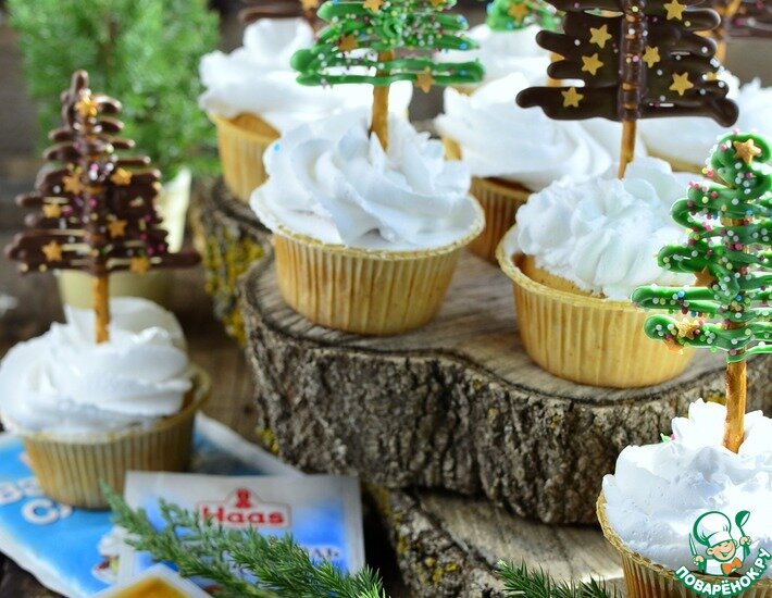 Капкейки это традиционный американский десерт, который готовят на дни рождения, рождество и все праздники. У каждой хозяйки имеется свой фирменный рецепт данного лакомства. Хочу представить вам рецепт, найденный на американском сайте, очень понравилось мне его оформление и состав теста, то что надо к новогоднему столу для детишек. Вышли капкейки изумительные, ароматные мягкие, волшебные!
