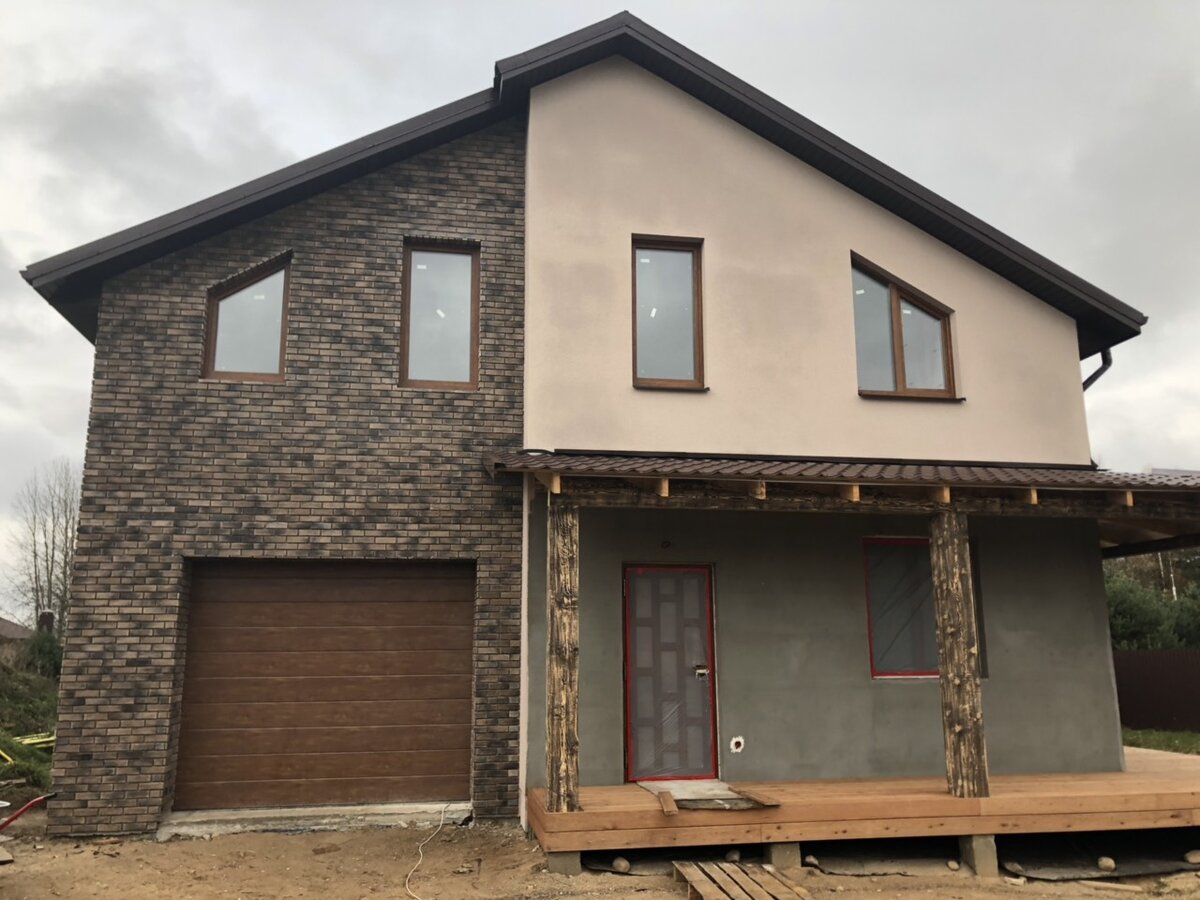 Для облицовки фасада использовали декоративный камень из бетона