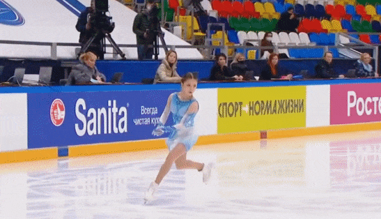 Камила Валиева выполняет 3А на 5 этапе Кубка России (источник - 1tv.ru/sport/figurnoe-katanie-na-pervom)