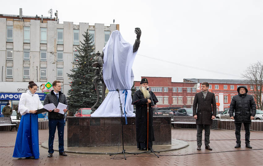 На открытии памятника М.И. Кузнецову, выступает митрополит Корнилий.