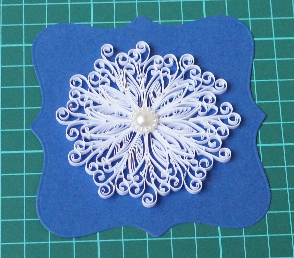 моя снежинка в технике квиллинг. ссылка  на мастер-класс есть в статье ниже.