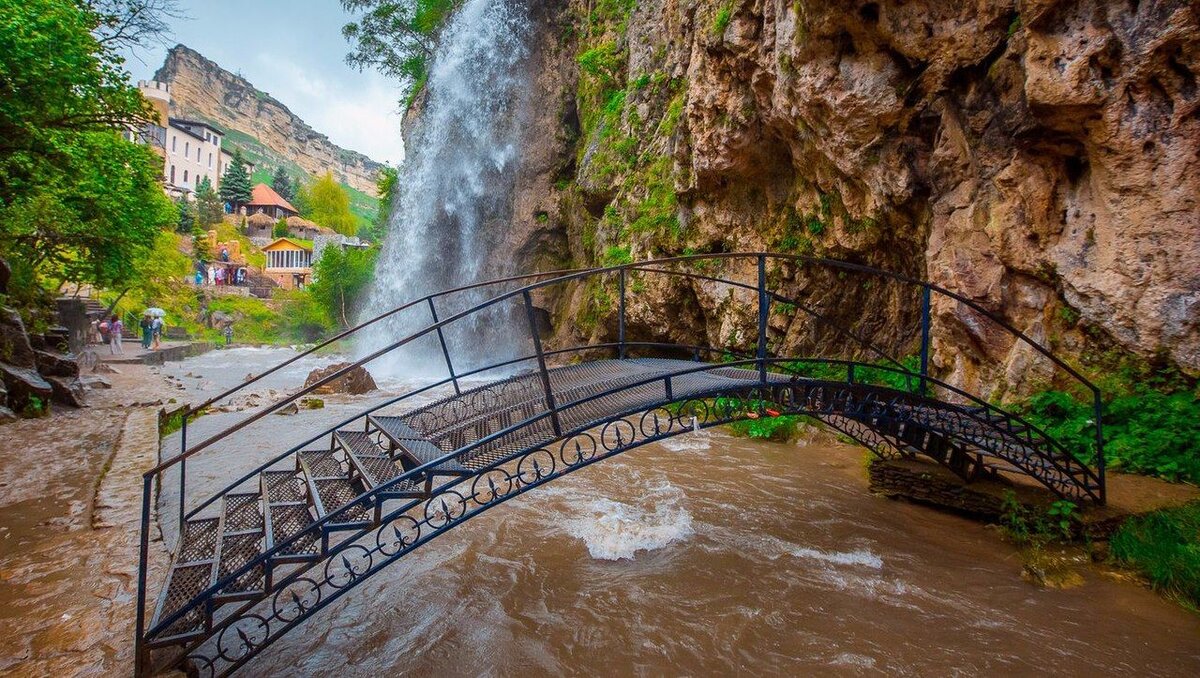 Большой медовый водопад. !8 метров