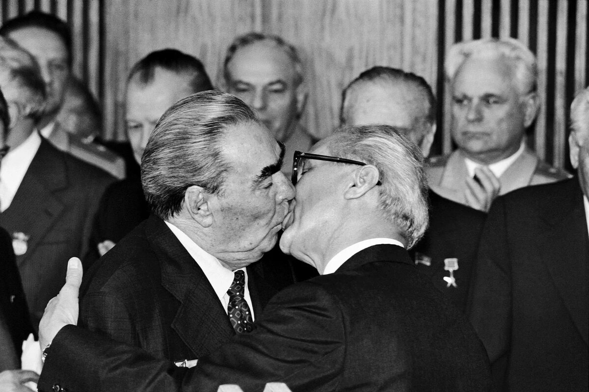 Ռեզի Բոսյուի հայտնի լուսանկարը՝ ձախ կողմում ԽՄԿԿ ԿԵՆՏԿՈՄԻ գլխավոր քարտուղար Լեոնիդ Բրեժնևը, աջ կողմում՝ ԳՍՄԿ ԿԵՆՏԿՈՄԻ գլխավոր քարտուղար Էրիխ Հոնեկերը: Բաց աղբյուրներից: