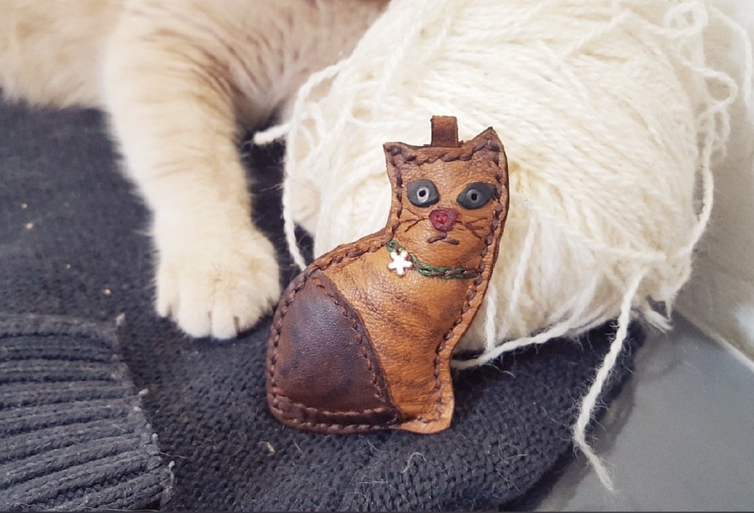 Брелок (Круглый) TRI4 «Кот с луной» - купить оптом в СПБ - цены в интернет-магазине Махаон