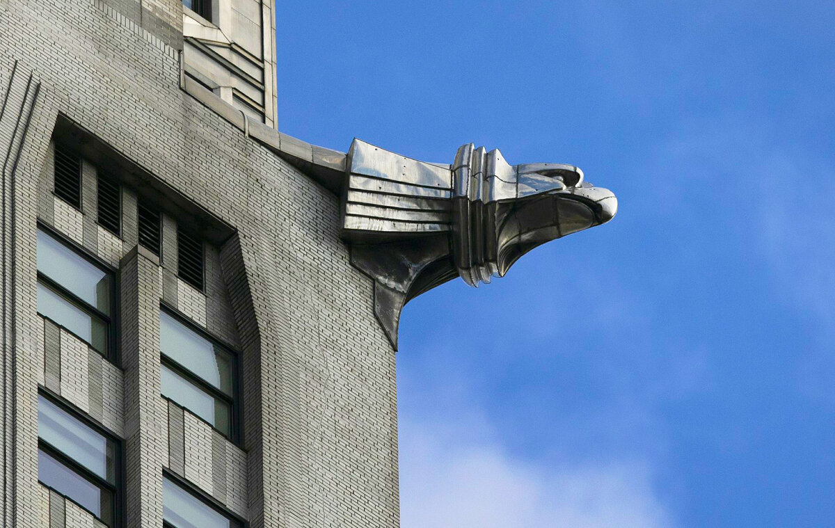 Небоскреб Крайслер билдинг с его знаменит ыми орлами и горгульями - все в кино видели