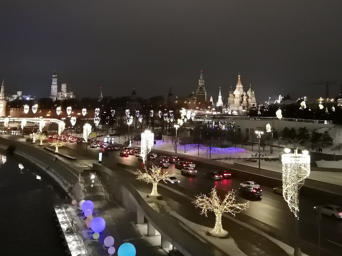 Вид на кремль с парящего моста в Зарядье. Фото автора