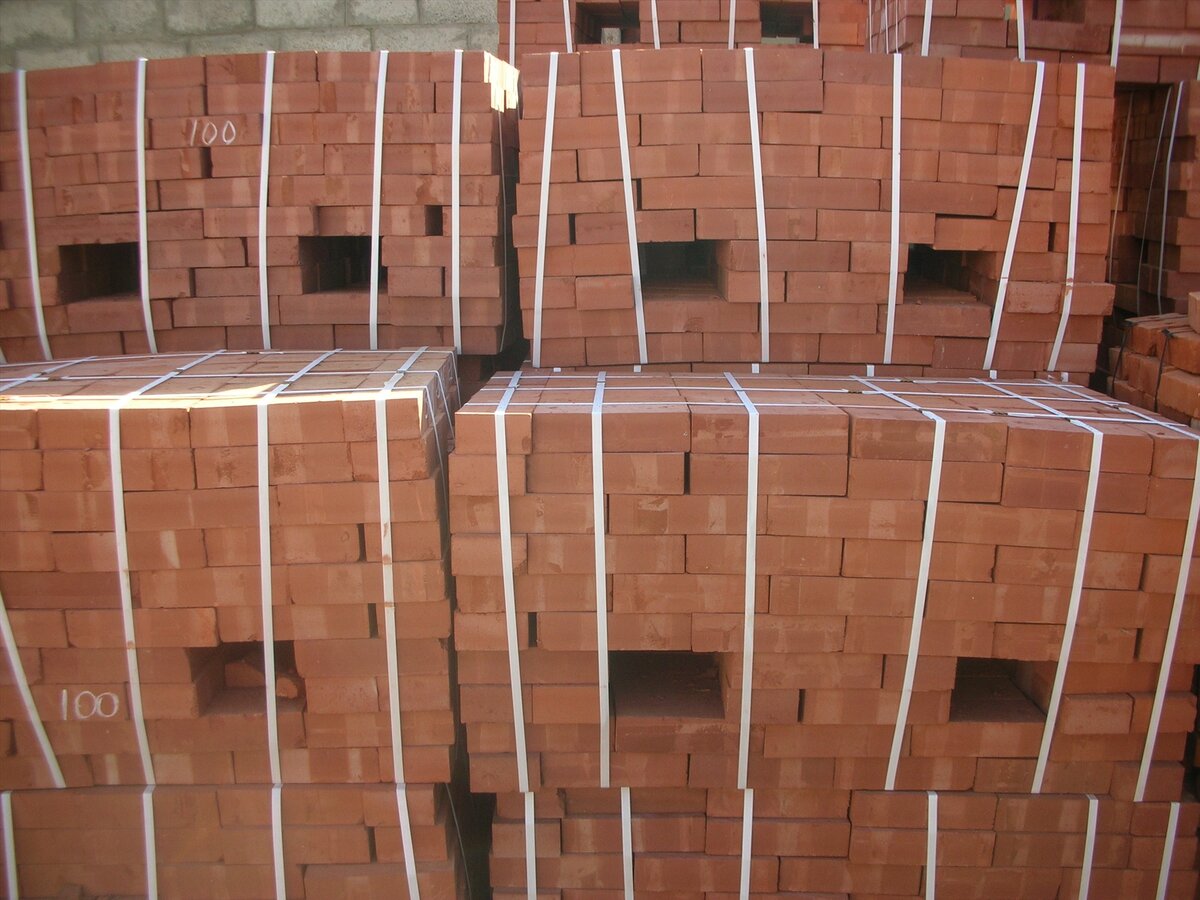 Первый ряд кирпича служит основанием для укладки верхних рядов