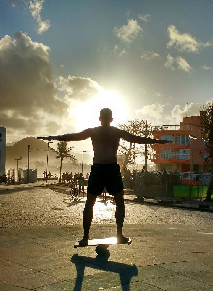 Баланс борд — это самый простой тренажер для тренировки баланса. В цирке вы наверняка видели артиста, который кладёт на пол валик и доску, и балансирует на этой конструкции. Это и есть баланс борд. 