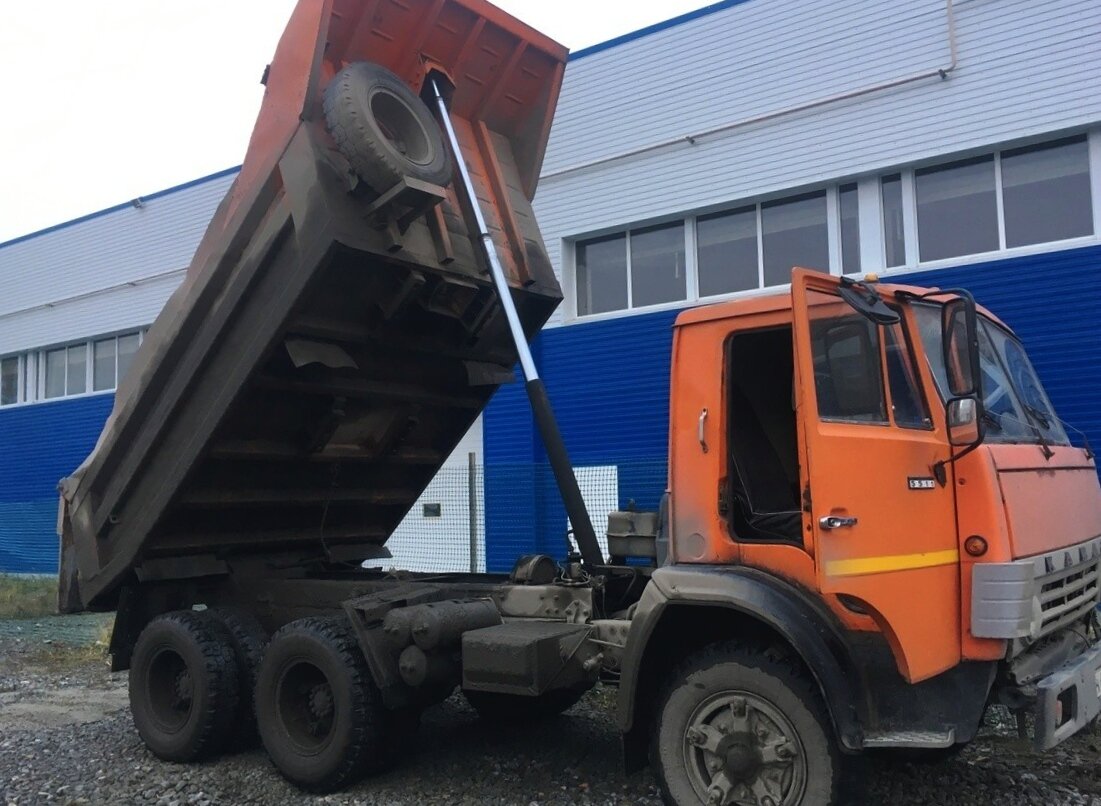 КамАЗ 5511 с поднятым кузовом. Фото с сайта ekaterinburg.spectehinfo.ru, обработано автором