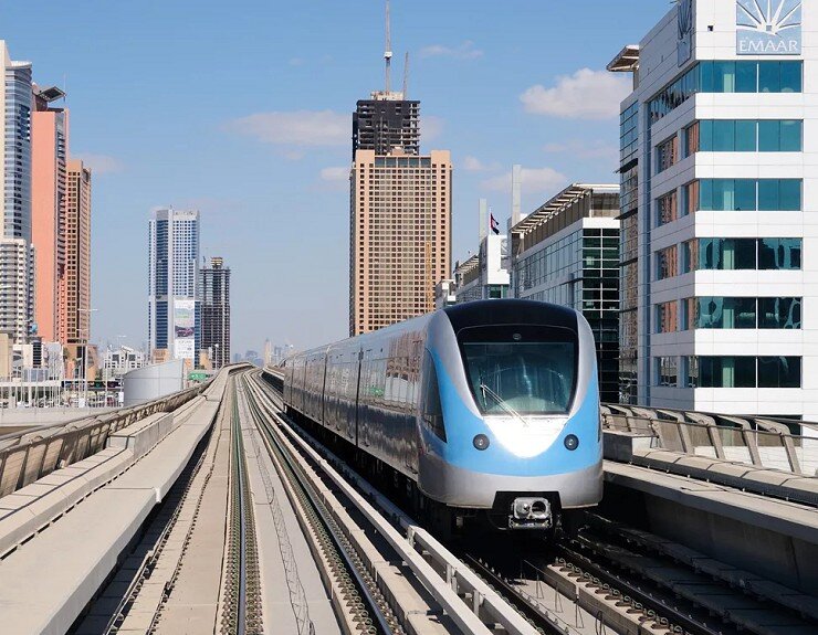 Дубайский метрополитен — самый молодой в мире. Официальное открытие первой линии состоялось 9 сентября 2009 г. в 9 ч 9 мин 9 сек. Большая часть станций надземная. Полностью построенное Дубайское метро будет иметь длину 7О км и 47 станций, включая 9 подземных