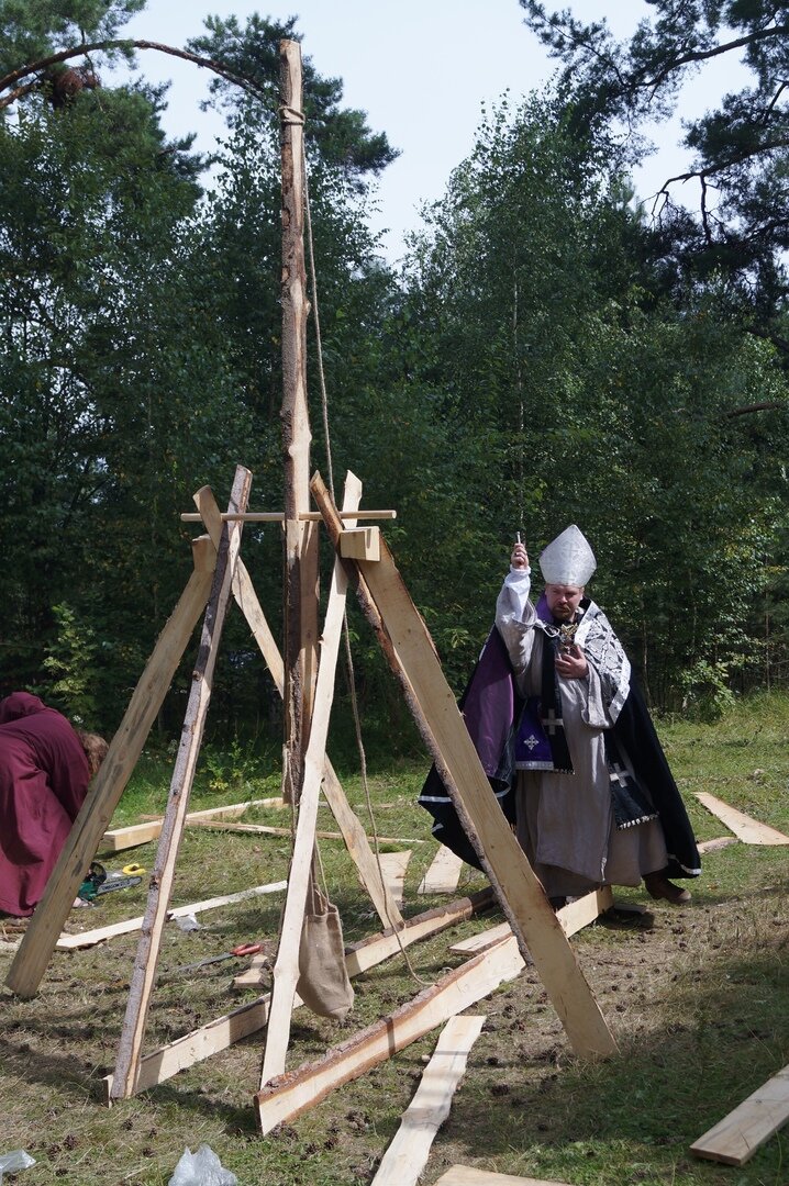 Арнольд Амальрик освящает требушет.