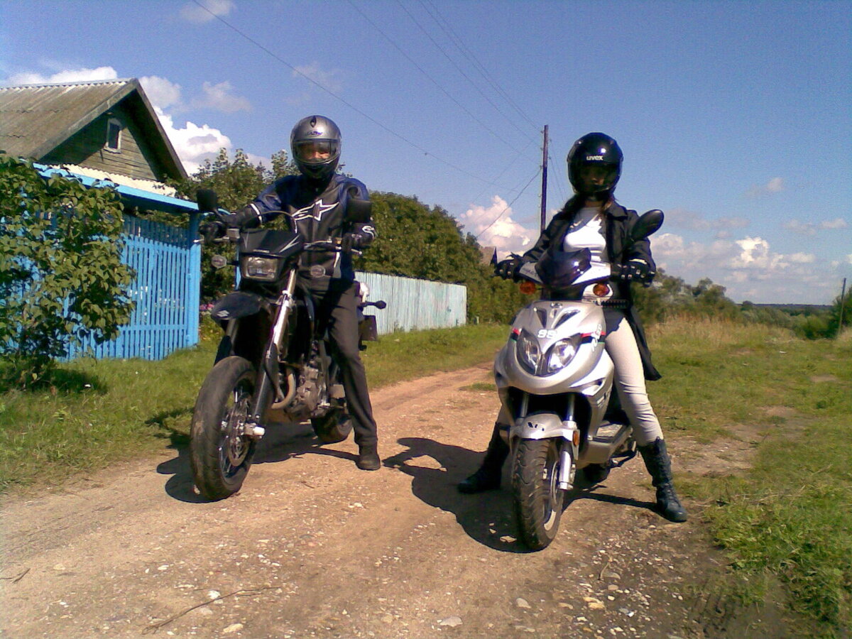 Автор текста - справа, издатель - слева, Волга за спиной. А дача та самая, которая упоминается в рассказе о коте с героической судьбой. 