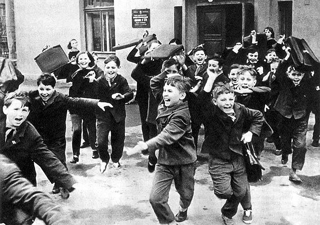 Советские дети бегут со школы