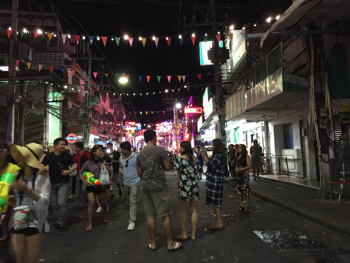 walking street в Паттайе никогда не спит 