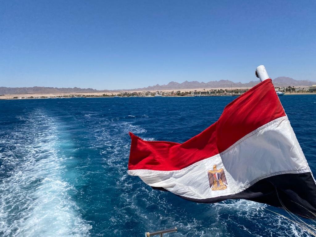 Флаг Египта. Фото сделано во время морской прогулки