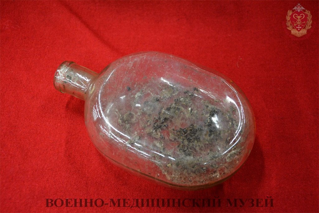 Стеклянная фляга, найденная в  в развалинах санчасти 125-ого стрелкового полка военврачом второго ранга Михаилом Никифоровичем Гаврилкиным.