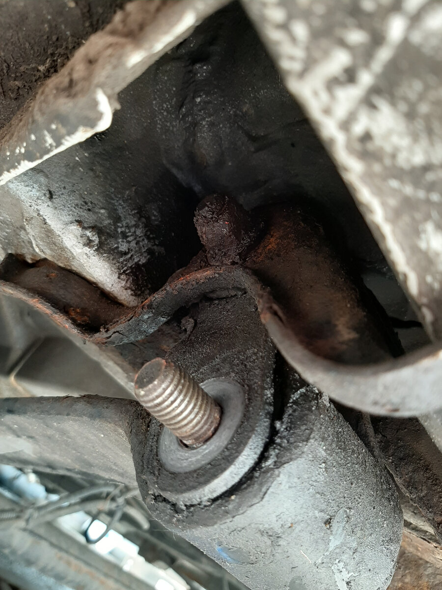 Задняя часть рессоры. На фото видно 2 крепления сайленблоков(втулок).