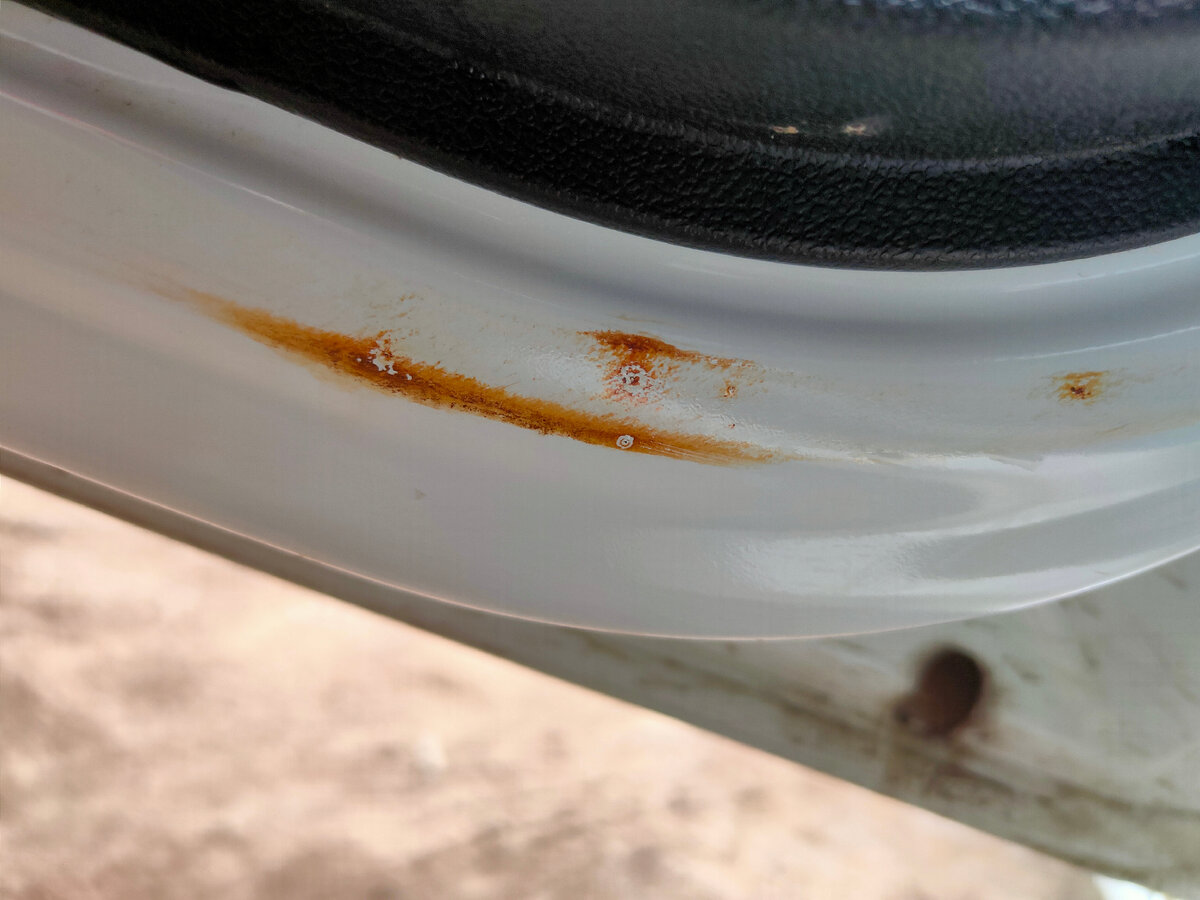 Место "соприкосновения"с уплотнителем.