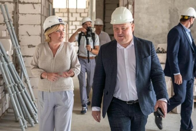 Глава Минкульта Ольга Любимова на строительстве кластера на мысе Хрустальный. Фото: sev.gov.ru