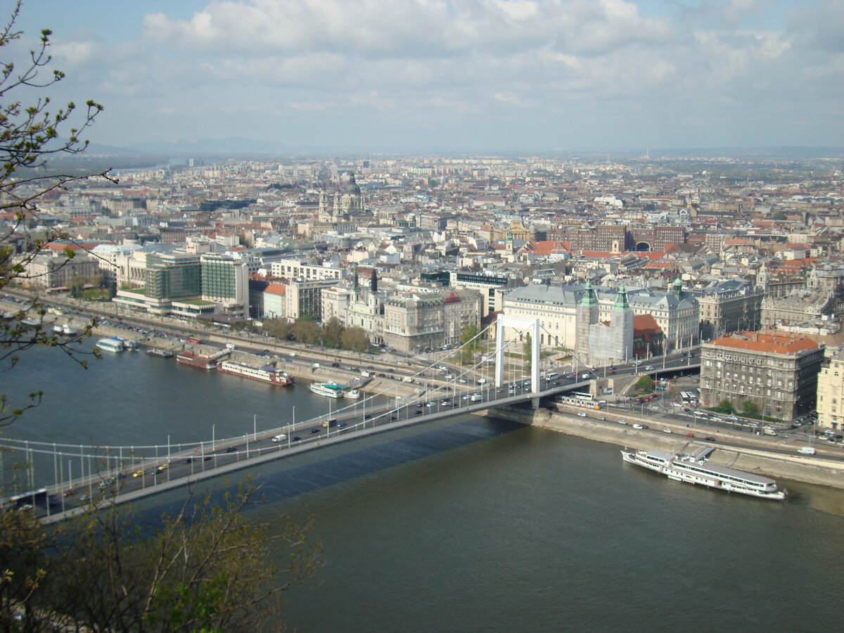 Вид Будапешта с холма Геллер.