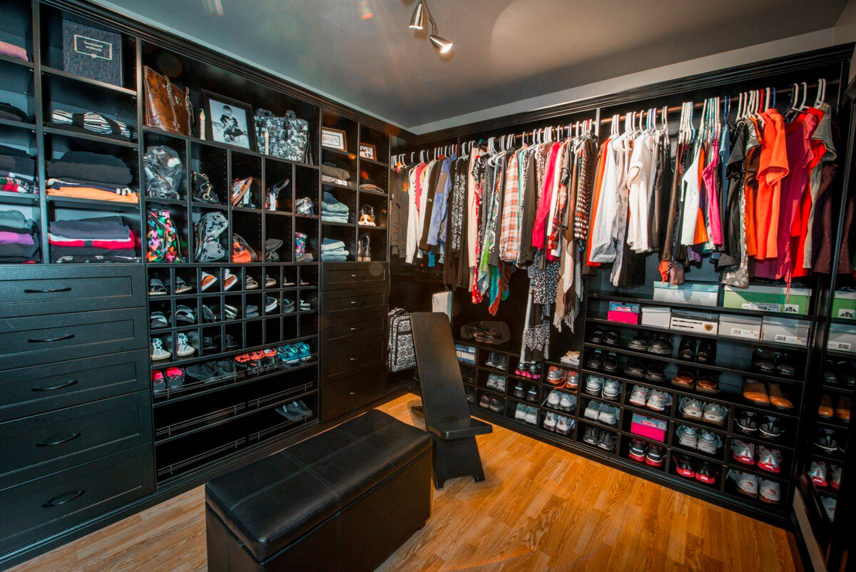 Гардероб с одеждой