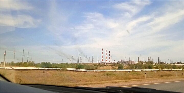 ОГРОМАДНЕЙШИЙ (других слов не подобрать) завод по переработке газа под Оренбургом. То, что на фото - лишь 10-ая часть от всей площади производства