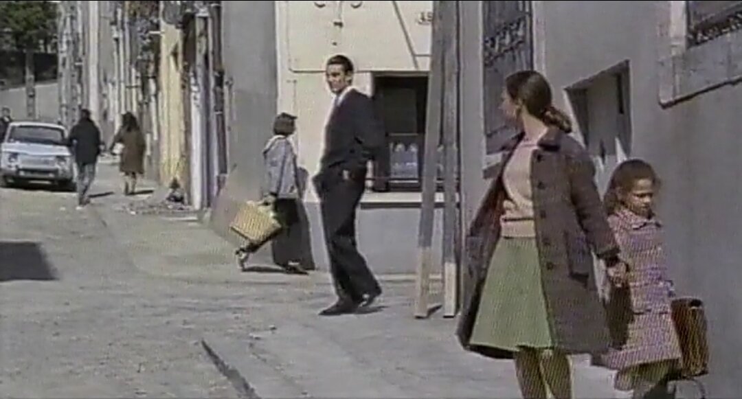 Мима с сестрой. Кадр из фильма "Мима"