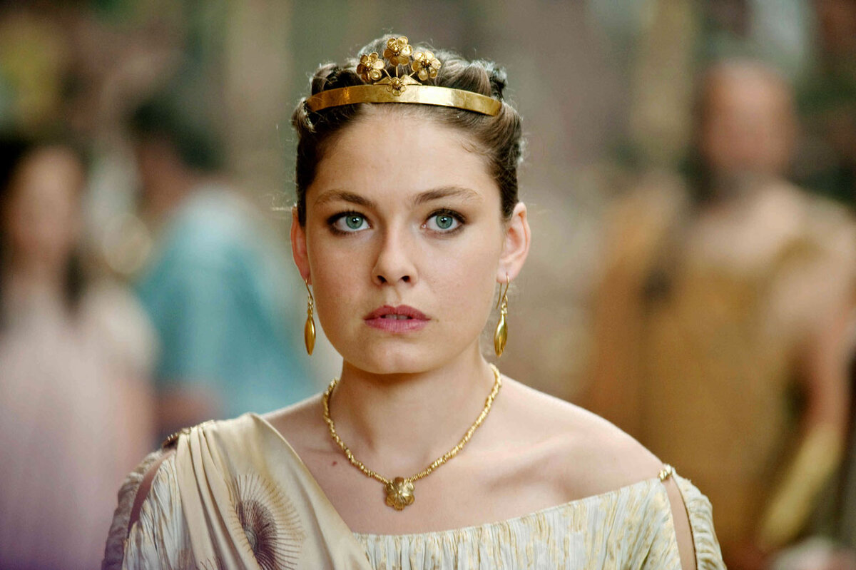 Андромеда, типа самая красивая девушка в Древней Греции. В исполнении Алексы Давалос. Да, тяжело было в Элладе с красавицами. В Грецию ни ногой. 