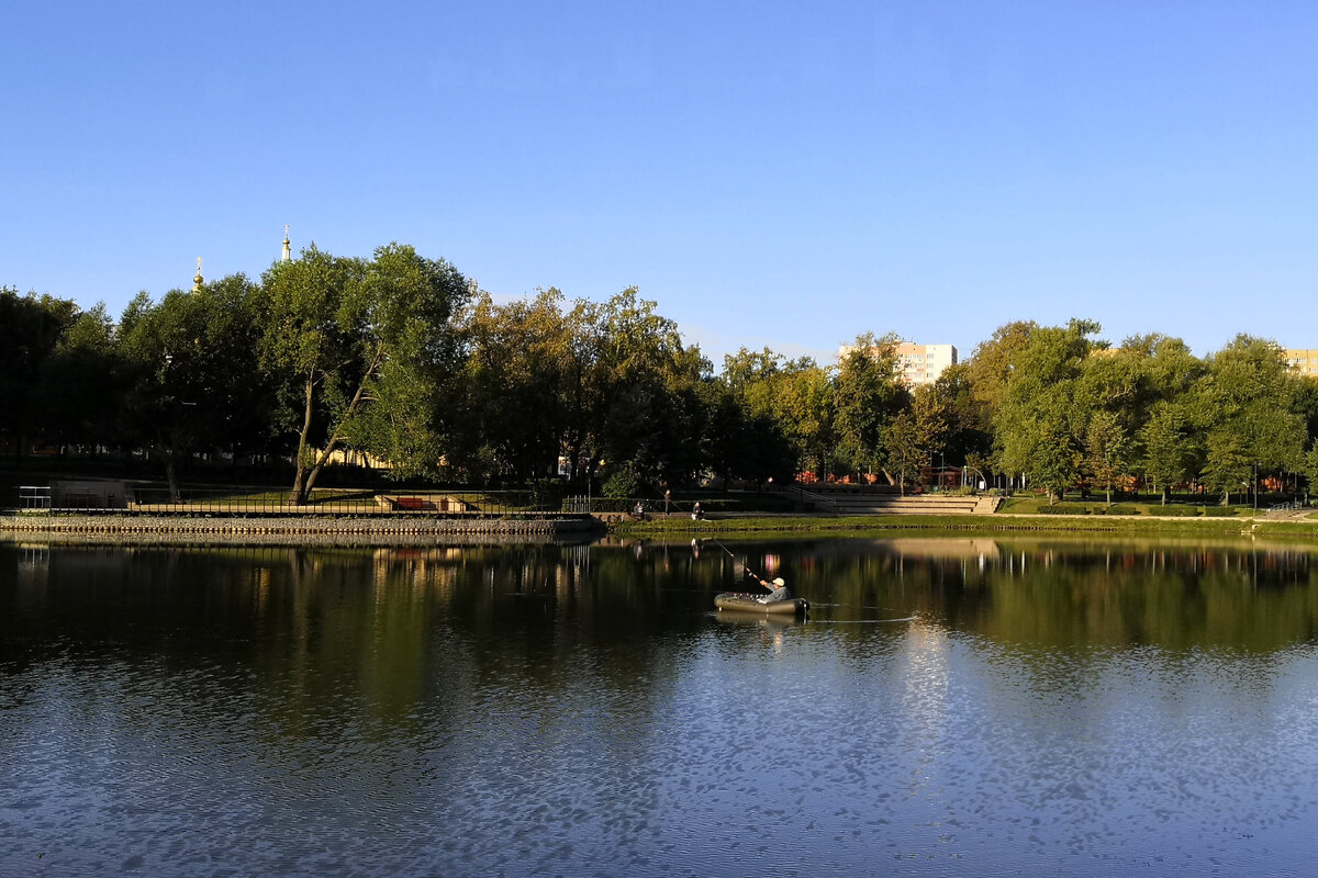 И не только на берегу рыбачки, но и в лодке.