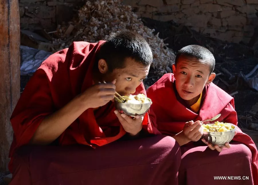 Монахи едят мясо. Еда монахов монастыря Шаолинь. Монах Шаолинь Трапеза. Еда буддистов. Тибет монахи.