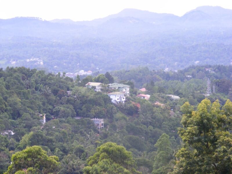  Слезинка Индии 

На международной выставке по туризму я увидел небольшой стенд одной экзотической, виртуально знакомой многим с детства, но фактически совершенно неизвестной нам страны.
Зажатая между многочисленных "монстров" туризма, скромная экспозиция Шри-Ланки не привлекала особого внимания посетителей выставки.
Так и я, пробежал мимо, бросив в раздутую сумку, схваченный на ходу, скромный проспект, скользнув равнодушным взглядом по лицам двух темнокожих мужчин, представлявших эту страну.
Кто бы мог подумать тогда, что всего через пару лет мне придется перерыть всю свою библиотеку в поисках этой маленькой тетрадки - проспекта.
Шри-Ланка - название, которое эта страна носит с 1972 года. Широкой публике она больше известна под другим именем - Цейлон.
Грозные пиратские корабли, неожиданно появлявшиеся перед торговыми судами, наполненными дарами Индии, "жемчужины" Британской короны. Сколько богатств не дошло до метрополии, сколько моряков рассталось с жизнью здесь, у берегов острова Цейлон.
Из приключенческих романов на эту тему можно составить целую библиотеку.
Знаменитый на весь мир цейлонский чай, пряности, великолепные шелковые ткани, более известные нам по индийским фильмам в виде ярких нарядов героинь - "сари".
Но Цейлон - это отнюдь не Индия, хоть находится совсем рядом.
Индуизм здесь распространен намного меньше, чем буддизм - основная религия страны.
При этом Цейлон и не Китай, хотя "Мекка" буддизма - Канди - расположена именно здесь.
Цейлон - что - то совершенно иное. Да и имя у него теперь другое.
Страна официально называется Шри-Ланка - "Прекрасная земля", в переводе с сингальского, языка "титульной" нации.
Вторая крупнейшая община острова - тамилы, прославившие Цейлон на весь мир своей борьбой за создание своего независимого государства на севере острова. Эта борьба превратилась в, тянущуюся уже более двадцати лет, гражданскую войну, то затихающую, то взрывающуюся терактами "тамильских тигров" и ответными бомбежками северных районов правительственной, то есть сингальской, армией.
Конфликт настолько проник во все сферы общества, что даже история острова, написанная сингалами, сильно отличается от тамильской версии. Так по официальной, сингальской, версии тамилы сформировались как община примерно к тринадцатому веку, в то время как первые представители "титульной" нации появились на острове еще в шестом веке до нашей эры, прибыв из северной Индии.
Отсюда же и "кастовость", так распространенная на "материке".
В глазах сингала, любого, даже самого образованного, тамилы стоят на несколько порядков ниже в иерархической "кастовой" лестнице.
Последние же сами хотят стать "титульной" нацией в отдельно взятом районе. Эту борьбу поддерживает многочисленная диаспора и, конечно, ведущие свою игру, "миролюбивые" политики "великих" держав.
Сколько ланкийцев училось в бывшем Советском Союзе. То же самое было и в Китае. С 1948 года, получив независимость, Цейлон оставался доминионом Великобритании, проводившей здесь свою политику.
Так в целом добрый и миролюбивый народ оказался заложником в игре "больших" политиков, игре отнюдь не безобидной, игре, унесшей с 1983 года, времени начала конфликта, более шестидесяти пяти тысяч жизней. И это не считая сотен тысяч человек, вынужденных покинуть свои дома.
И без того далеко не богатая страна тратит значительную часть своего скудного бюджета на содержание огромной армии, естественно раздутой. А, может быть, это то, что нужно самим военным? Через пару сотен лет узнаем.
Пока же точно, как в той песне из фильма "Бриллиантовая рука".
Мало народу многолетнего военного конфликта, так "весь покрытый зеленью, абсолютно весь" остров в декабре 2004 года пострадал от цунами, вызванного мощным землетрясением у берегов Суматры.
По официальным данным тогда погибло тридцать восемь тысяч человек и шесть тысяч пропало без вести. Чтобы получить истинную картину происшедшего, нужно эти и без того страшные цифры умножить минимум на два.
Невеселая получилась картина.
Но в жизни все так перемешано, что только сейчас, вернувшись из Шри-Ланки, я начинаю понимать, в какой сказке мне довелось побывать.
Та тоненькая тетрадка - проспект с выставки, в конце концов, нашлась и превратилась из виртуального набора фотографий в прекрасную реальность.

Коломбо

На этот раз это был не тесный "Боинг", а просторный французский "Аэробус", который и приземлился в середине ночи в аэропорту крупнейшего города Демократической Социалистической республики Шри-Ланка городе Коломбо. 
Да, на Цейлоне строят социализм. В перерывах между терактами сепаратистов и ответными действиями правительственных войск, между многочисленными праздниками и посещениями храмов - буддистских, индуистских, мусульманских, христианских. Выбор большой.
Странный какой - то этот социализм получается. Непривычный. А кто знает, какой он должен быть на самом деле.
Шри-Ланка - для нас словно другая планета. И поневоле начинаешь готовить себя к роли первооткрывателя, своего рода космонавта, осваивающего новый, незнакомый мир.
Однако это ощущение пропадает сразу после приземления.
Обыкновенный типовой аэропорт. Не слишком большой, но и не маленький. Средних размеров терминал, заполненный магазинчиками "Duty Free". Все открыты, только продавцы в них крепко спят. Да и что им делать в три часа ночи. Кроме пассажиров нашего рейса, других в здании обнаружить не удалось.
Шри-Ланка - одна из немногих стран, где можно заказать частный тур по вполне умеренным ценам. Объясню подробнее.
Вам предоставляется автомобиль с водителем - гидом и обязательная программа, которую он должен выполнить. Такого типа тур в Европе стоит минимум в пять раз дороже.
Почему же, хоть на короткий промежуток времени, не почувствовать себя богатым иностранцем, почти миллионером.
На выходе из терминала стоит большая группа гидов с плакатами. Вот и моя фамилия. Знакомимся. Молодой смуглокожий парень, аккуратно одетый и ухоженный.
Представляется - Асанка. Последний слог - с придыханием. Фамилию не выговоришь. Я даже не мог прочитать ее на визитной карточке.
Что ж, для общения достаточно и имени.
Выходим на улицу. Гид велит никуда не двигаться, а сам идет за машиной.
Пока он ходит, осматриваю окрестности. К входу в терминал подъезжают частные автомобили, иногда, очень редко, такси. Но в целом, все как обычно.
Обычно, да не совсем. Тротуар, протянувшийся вдоль длинного здания терминала, как - бы разделен на две неравные части.
Первая, где мне велели стоять и не двигаться, не отличается от такой же в любом аэропорту мира.
Но чуть подальше проходит невидимая граница, словно отделяющая Запад от "третьего мира". Она не охраняется. По крайней мере, я не заметил ни одного полицейского или военного. Нет даже разделительного барьера. Но люди, которые толпятся по ту сторону, эту границу не пересекают. Если же приезжий случайно перейдет "красную линию", он сразу почувствует "прелести" другого мира.
Его окружит толпа местных жителей, предлагающих и экскурсии куда угодно, и отели на любой вкус, и такси, и еще множество всевозможных услуг по очень низким ценам.
Однако во всем этом деле есть и положительный элемент. Эти люди не навязчивы и после первого же отказа больше ничего не предлагают.
В отличие от таксистов Рима, Парижа, Лондона, да и всей остальной Европы.
Экскурсии тоже настоящие, как и гостиницы. Вопрос только в качестве услуг. Но для туриста - одиночки, стесненного в средствах, это своего рода решение вопроса.
Я же пока постою за "красной чертой", тем более "за все уже уплачено".
Международный аэропорт расположен в тридцати километрах от центра Коломбо и ехать приходится не по скоростной автотрассе, которой просто не существует, а прямо через густозаселенные пригороды.
По дороге нам встретились две "достопримечательности", совсем "свежие".
За неделю до моего приезда в районе Коломбо произошел очередной теракт. "Тамильские тигры" устроили мощный взрыв во время торжественного открытия марафонского забега, в месте большого скопления людей. В результате - множество погибших, в том числе министр транспорта.
Что там какой - то ланкийский министр. В свое время "тигры" добрались до самого Раджива Ганди - индийского премьера. Это была месть за то, что он послал войска своей страны на помощь сингалам. О взрыве в пригороде Коломбо я узнал еще до отъезда, как и то, что правительственная армия в ответ на этот теракт уничтожила пятьдесят боевиков - тамильцев.
Мы проехали около места, где произошел взрыв. Это и стало моей первой достопримечательностью, увиденной на Шри-Ланке.
Теперь о второй.
Побывавшие здесь туристы рассказывают о "своеобразной" манере вождения автомобилей местными жителями.
Примерно после получаса езды по тускло освещенным и совершенно пустым улицам, впереди показалась толпа людей, окруживших, лежащий вверх колесами, грузовик. Как он умудрился перевернуться в этом узком переулке.
На эту "достопримечательность" мой гид даже не обратил внимания, невозмутимо объехал место аварии и двинулся дальше.
Сбывались худшие предчувствия. Все, что писали о Шри-Ланке - военное положение, постоянные теракты, лихие водители, не имеющие ни малейшего представления о правилах дорожного движения - оказалось правдой.
Но делать нечего. Надо двигаться вперед, а там будет видно.
Первое впечатление от отеля - грандиозность. Лобби фантастических размеров сверкало нереальной чистотой. Свет от огромных люстр непривычной формы отражался в блестящем мраморе пола и стен. Фонтаны, цветы, множество диванов, кресел, столиков с инкрустацией - вся эта роскошь моментально заставила забыть первые впечатления, полученные по пути из аэропорта. Пожалуй, решение о поездке сюда было не такое уж и поспешное. Посмотрим, что будет дальше.
Несколько минут общения с кукольного вида девочками, одетыми в сари лилового цвета, и ключ, точнее магнитная карточка, от номера у меня в кармане.
Да, здесь надо иметь хорошую спортивную подготовку. Чтобы добраться до комнаты предстояло преодолеть немалый путь.
За лобби оказался, перекрытый стеклянной крышей, внутренний двор, тоже огромных размеров, с фантастической формы вазами, высотой примерно в два человеческих роста, и, такими же, как при входе, оригинальными люстрами, только еще больше.
Но, даже войдя в номер, я понял, что турпоход еще не закончился. При входе - комната с удобствами. От нее до гостиной тянется длинный коридор - своеобразная картинная галерея.
Так что, перед каждым походом в туалет, еще подумаешь - а стоит ли отправляться в такую даль.
Но, несмотря на стильные люстры, вазы и другие детали местного колорита, отель - это своего рода островок Европы и США, а, точнее, пример мировой глобализации. Стоило ли забираться так далеко?
Хотелось новых впечатлений, и я их получил достаточно, отправившись в первую прогулку по Коломбо.
Пройдя через несколько дверей, одна из которых открывалась автоматически, а другая - швейцаром, приветствовавшим каждого входящего и выходящего неизменным - "Good morning, sir / mum!" и, миновав сложную систему подъездов к отелю, оказываешься на проспекте Галле, который протянулся вдоль берега Индийского океана.
Но желание вдохнуть запах соленой морской воды оказалось невыполнимым. Пространство между улицей и океаном плотно застроено, а у самого берега проходит линия железной дороги.
Отель располагается в центре города, что обычно является дополнительным плюсом и, соответственно, влияет на цены.
Здесь, в Коломбо, все несколько иначе. Страна живет под постоянной угрозой терактов. А рядом еще и "добрые соседи".
В том квартале, который отделяет океанское побережье от моего отеля, находятся посольства США и Великобритании - лакомый кусочек для террористов всех мастей. В округе также располагаются несколько министерств и канцелярия президента страны.
В общем, кругом один "высший свет", от которого простому туристу только проблемы.
Проспект красивый. Здания так называемого "колониального стиля" соседствуют с современными башнями отелей и банков.
Но это если смотреть снизу вверх. А опустившись на "грешную землю", попадаешь в иной мир, который напоминает о том, что страна находится на военном положении.
В этот день, субботу и новогодние каникулы, улица была совершенно пустая. Лишь изредка проезжали машины и "тук - туки" - местный вариант такси. На этом фоне отчетливо выделялось огромное количество военных. Охранялся почти каждый дом, а, видимо, особо важным объектам, а их тут процентов восемьдесят, полагалась усиленная охрана. То есть самая настоящая смотровая вышка, как в тюрьме, и два солдата - один наверху, а другой внизу. Что защищал последний сказать трудно. Видимо саму вышку.
Вообще то, вся эта охрана не производила впечатления. Солдаты невысокого роста, худые, одетые в форму как минимум на два размера больше. Видимо для большего устрашения "коварного врага", улица время от времени перекрывалась, но тоже как - то странно - то одна сторона, то другая. А потом начиналась проверка документов.
Здесь уже преобладали офицеры, более солидные и упитанные, чем их доходяги подчиненные. Так, зигзагами, обходя заграждения, а они тут постоянные, одной частью закрепленные за фонарные столбы, а другая - на колесах, мне удалось добраться до набережной. По пути попался железнодорожный мост, который как особо стратегический объект, был окружен дотами из мешков с песком. Оставлены лишь небольшие амбразуры, из которых торчат дула автоматов.
Проспект Галле в продолжении все - таки выходит к океану, превращаясь в набережную. Этот участок называется - Galle Face Green.
Набережная небольшая, метров четыреста в длину. В этот ранний час она заполнена людьми, совершающими утренние пробежки.
Позже их сменяет публика другого рода. Хотя по официальной статистике в Шри-Ланке только восемь процентов мусульманского населения, когда выходишь на набережную, кажется, что их все сто. До позднего вечера променад заполнен дородными мамашами в длинных черных платьях и платках того же цвета, закрывающих все, кроме глаз, да и то не всегда.
Когда Коломбо был еще официальной столицей страны, здесь, на набережной, располагался парламент, старое здание которого и сегодня возвышается на берегу, постепенно приходя в упадок. А то рыжее поле между променадом и автотрассой, судя по старым фотографиям, было ярко - зеленым. И фонари все светились.
А сегодня вечером здесь полумрак и черные платья многодетных мамаш сливаются с темнотой тропической ночи.
Примерно посредине набережной, в густой зелени тропического парка, раскинул свои крылья один из самых старых и престижных отелей Коломбо "Тадж Самудра". Внутри - блеск золотых украшений и холодное мерцание хрусталя огромных люстр. Это, построенное в типично английском колониальном стиле, здание господствует над променадом, словно напоминая, кто в доме хозяин, вернее им был.
Сегодня времена уже не те. Шри-Ланка теперь не английская колония, и даже не член Британского содружества. Однако бывшая метрополия незримо присутствует и в архитектуре зданий, и в левостороннем движении транспорта, и в отличном сервисе, правда большей частью для иностранцев.
Время от времени набережная тоже перекрывается военными, променад пустеет. Остаются лишь разбитые фонари и старинная пушка, грозно смотрящая в сторону океана. Когда - то она прикрывала центральную часть Коломбо от угрозы с моря, а сегодня лишь напоминает о полной беспомощности даже самого современного оружия перед угрозой терроризма. Как говорится "палить из пушки по воробьям".
С южной стороны, той, откуда я пришел, променад замыкается зданием отеля "Галле Фэйс". Здесь самое бойкое место набережной. До позднего вечера, если не перекроют военные, работают многочисленные киоски. Эти точки общепита предлагают, в основном, один и тот же товар - крабов, кальмаров и прочих подобных даров моря - не только для еды, но и в виде сувениров. 
Противоположная, северная, часть набережной переходит в старый английский район - Форт. Он начинается с трех современных небоскребов, занятых офисами. В одном из этих зданий расположился Bank of Ceylon - главный банк страны.
Форт - основная историческая часть города, символ колониального освоения страны сначала португальцами, потом голландцами и англичанами. Когда - то этот район соответствовал своему названию, то есть служил форпостом в цепи оборонительных сооружений.
Сегодня - это коммерческий центр Коломбо, да и всей страны. Архитектура зданий здесь напоминает Лондон в центральной его части и также, как и в английской столице, прямые красивые улицы района заполнены многочисленными офисами, банками и представительствами авиакомпаний.
Это единственный район Коломбо, где отсутствует смешение стилей и господствует только Европа.
Про остальную часть города такое не скажешь. Но в этом балагане Востока и Запада, буддизма, христианства и ислама, Европы, Ближнего и Дальнего Востока есть определенный шарм.
В район Форт я попал не с набережной, что ближе всего, а с противоположной стороны и только на следующий день.
В первый же вечер я решил все - таки добраться до конца променада, туда, где высятся три новых небоскреба.
На набережной было как обычно - необъятные мамаши в черных платьях с кучей разновозрастных детишек. Сари здесь не попадались.
Примерно посередине дороги я присел на скамейку полюбоваться буйством Индийского океана. Минут через пять ко мне подошел солдат - доходяга и, почему - то улыбаясь, сообщил, что район объявлен закрытой военной зоной, и я должен его немедленно покинуть.
И, действительно, вокруг было пусто. Всю променадную публику сдуло в считанные минуты.
А самое интересное состояло в том, что перекрыт был путь назад, в отель. Оставалось двигаться только вперед, в сторону Форта. Так я дошел до трех небоскребов - первоначальной цели этой прогулки.
Здесь начинались три улицы, тоже перекрытые. Дальше дороги не было.
Хотя почему? Несмотря на все шлагбаумы, движение транспорта по шоссе, протянувшемуся вдоль набережной, не прекращалось. Только я никак не мог понять, куда девались все машины, добираясь до небоскребов Форта.
Пришлось идти назад, в глубину закрытой зоны, где я вскоре был остановлен, но уже не солдатом - доходягой, а вполне упитанным офицером. После проверки документов он предложил остановить "тук - тук" и сам вызвался это сделать.
Увидев офицера, эти местные "таксисты", конечно, притормаживали, но все почему - то вдруг забыли, где находится один из самых известных отелей Коломбо. Видимо у народа с армией не такие простые отношения.
Подсаживая меня в, наконец - то остановившееся " такси", офицер сообщил , что променад откроется через пять минут, как и было запланировано. Раньше он это сказать не мог?
Как я узнал позже, причина всего этого балагана - выезд президента страны из дворца в районе Форт. Куда же он направлялся мне неизвестно.
Судя по объяснениям моего гида, все эти блок - посты вдоль проспекта Галле служат для охраны моих беспокойных соседей - посольств США и Великобритании, а также, расположившейся в округе, административной верхушке Шри-Ланки.
Вот вам и отель в центре.
Кстати о президенте.
В 2002 году при посредничестве Норвегии было подписано соглашение о прекращении огня. Руководители ТОТИ - "Тигры освобождения Тамил Илама" согласились на предложение о предоставлении тамилам широкой автономии в северо-восточной части острова в рамках единого государства. Казалось, что конфликт разрешился.
Однако осенью 2005 года президентом Шри-Ланки был избран Махинда Раджапаксе, сторонник "жесткой" линии, отвергнувший все договоренности.
Конфликт возобновился и даже стал еще более сильным, чем прежде. Этому кровавому противостоянию пока не видно конца, несмотря на то, что тамилы фактически контролируют северные и восточные провинции острова и даже объявили их независимым государством.
Результаты этого противостояния можно испытать в Коломбо. Правда, как мне показалось, вся эта кутерьма с перекрытием улиц и проверкой документов больше направлена на защиту президента и его окружения, чем на установление полной безопасности для всех граждан. 
Многие ошибочно считают Коломбо столицей страны. Фактически это так.
Здесь находится резиденция президента со всей системой охраны, а также правительство страны.
Официальная столица Демократической Социалистической республики Шри-Ланка город Шри - Джаяварденепура - Котте - пишу по буквам, пусть простят меня русскоговорящие цейлонцы, если ошибся - находится на пятьдесят километров южнее Коломбо, фактически это его пригород.
Здесь, в новой столице, располагается парламент, для которого посреди озера, на острове, выстроено новое оригинальное здание. Не забыли и о Верховном Суде.
По моему мнению, в стране с низким уровнем жизни, постоянным военным положением и массой других проблем должны быть иные приоритеты.
Но, как и везде, власть, в первую очередь, обслуживает себя.
Особого желания посмотреть новую столицу у меня не было, а в программу входила экскурсия по Коломбо с персональным гидом.
Город, конечно, необычный. Помимо океанского фасада, на его территории расположено несколько живописных озер, соединенных друг с другом.
Одно из них Бейра находилось прямо позади моего отеля. Но, чтобы попасть к нему, нужно было преодолеть два блок - поста, где документы проверяли очень серьезно, не делая скидку даже иностранцам. Потеряв минут пятнадцать, чтобы пройти стометровый переулок, ведущий к озеру, я, наконец, оказался на его берегу и тут меня ожидал сюрприз.
В заборе, окружающем мой отель, была дверь, которая выходила к этому же озеру. И мало того. Здесь в течении всего дня находился человек, который открывал ее, впуская и выпуская всех желающих. Так что обратный путь у меня занял всего несколько минут.
И еще одна проблема. В Коломбо нельзя фотографировать военные объекты.
Логично. Но таковыми тут считаются не только армейские базы - а как ее определить, но и почти весь город.
Основанный арабскими торговцами, затем укрепленный португальцами, заваеванный голландцами, отстроенный, как внушительная столица, англичанами, Коломбо представляет собой город старого колониального прошлого и оживленный деловой центр настоящего. С одной стороны -это наследие португальцев, голландцев и англичан, которое дает о себе знать в храмах и монументах, именах и религиях, одежде, еде и поверхностном знании их языков. С другой - это современные здания шумных коммерческих и торговых районов, и 5-ти звездочные отели с ночными клубами и казино. Именно удивительное смешение культур и религий, времен и народов оставили свой отпечаток на неповторимом облике города, где старинные особняки колониального стиля соседствуют как с небоскребами, так и с древними восточными храмами.
Население города, а это примерно полтора миллиона человек, очень разнородно, как в религиозном, так и в этническом плане. Поэтому здесь так много буддистских и индуистских храмов, христианских соборов и мечетей.
Наиболее известен храм Келания Раджа Маха Ви[fhf - прекрасный образец сингальской архитектуры. Совреиенное здание построено в начале прошлого столетия. Фрески, украшающие стены, рассказывают истории из многочисленных жизней Будды. Древний храм находится в 9 км. от Коломбо. Здесь, начиная с 1927 года, в январе проходит фестиваль Дуруту Перахера в честь посещения храма Буддой на восьмом году после прозрения. Грандиозное шествие слонов, барабанщиков, танцоров, акробатов и глотателей огня превратили процессию в одно из самых красочных, в своем роде, шествий.
Что же касается индуистских храмов, это, прежде всего, Катисеран, который посвящен богу войны Сканде.
Христианские соборы Коломбо, по крайней мере, те, что я видел, находятся в отличном состоянии. Самые крупные из них - Собор Святой Люции и храм святых Антония и Петра.
Находясь рядом с Индией, второй, а, может быть, сегодня уже и первой, по численности населения страной мира, остров Цейлон занимает особое место в политике сверхдержав. Особенно в последнее время, когда резко усилились темпы экономического развития Индии.
По моему мнению, Шри-Ланка, с политической точки зрения, играет ту же роль, как, в свое время, Куба для Советского Союза. Поэтому великие державы стремятся усилить здесь свое влияние.
Мы уже вспоминали, сколько выходцев из Шри-Ланки училось в Москве, Ленинграде, Киеве. Но у Советского Союза, а теперь у России есть сильный конкурент - Китай.
Пример особого отношения этой страны к Шри-Ланке - дорогой подарок - Международный центр конгрессов имени Соломона Банданараике. Это огромное сооружение даже несколько великовато для Коломбо, хотя в последние годы заметно увеличилось количество международных мероприятий, проводимых на Шри-Ланке.
Морской порт Коломбо. При этом слове в памяти всплывают сюжеты старых приключенческих романов - парусники, груженные мешками с чаем и специями, пиратские корабли, клады, спрятанные где - то здесь, в горах.
Порт оказался самым обычным, таким же, как и тысячи других.
А вот район, расположенный рядом, возвращает нас в прошлое.
Петта. Припортовая зона.
В программе моего пребывания на Шри-Ланке была запланирована обзорная экскурсия по Коломбо, где, после осмотра основных достопримечательностей - храмов, мечетей и Дворца конгрессов, половина времени отводилась на шопинг.
Организаторы тура подразумевали посещение больших торговых центров - "Majestic City" и "Liberty Plaza", универмага "Odel Unlimited", а также бутиков сети "Mlesna" - эксклюзивных продавцов цейлонского чая.
Все эти магазины представляют собой типичный западный молл - набор дорогих частных лавок и обязательного большого супермаркета.
Я же предложил гиду вместо этого отвезти меня в Петту. Как ни странно, но его пришлось долго уговаривать. В конце концов, гид согласился, хотя видно было, что у него нет ни малейшего желания туда ехать.
Расположенный по соседству с Фортом и являющийся его полной противоположностью, район Петта - это основной базар города. Каждый переулок здесь имеет свою специализацию. Например, товары для дома продаются на улице Keyzer. Улица Prince известна изделиями из стекла и зеркалами. В переулке Gabo аюрведические доктора покупают лекарственные травы. На Sea Street находятся ювелирные лавки.
Здесь же расположены овощной и рыбный рынки.
Главная улица Петты так и называется - Main Street.
Не успели мы остановиться, как в открытое окно машины просунулась смуглая рука, владелец которой настойчиво предлагал купить у него часы, не простые, а фирменные - "Rolex". Все было бы нормально, да цена уж больно подозрительная.
Высадив меня прямо посередине Главной улицы и объяснив, что назад можно вернуться на "Тук - тук", гид быстро уехал
Main Street - широкая улица, застроенная старыми запущенными зданиями, верхние этажи которых казались нежилыми, хотя, скорее всего, там кто - то обитал - в бедной стране такие площади не пропадают.
Нижняя часть домов - это сплошной ряд магазинов, автомастерских и, подозрительного вида, закусочных. Тротуары отсутствуют, а вместо них - непрерывный ряд "тук - туков", ожидающих пассажиров.
Самые большие и относительно чистые магазины торгуют мужской одеждой, в основном рубашками, а продавцов в них больше, чем товаров.
Несмотря на новогодние каникулы, улица заполнена разномастной толпой, большинство которой составляют мусульмане в традиционной одежде.
Картина та же, что и на набережной. Только одно небольшое отличие - полное отсутствие женщин. И ни одного иностранца.
Словно сказочная машина времени забросила меня минимум на сто лет назад. А, может быть, и на двести.
Нет, все - таки не на так много. Ведь "тук - тук" - относительно новое изобретение.
Им я и воспользовался, почувствовав себя в этом районе совершенно инородным телом, вызывающим повышенный интерес.
Мы поехали в "Odel Unlimited", оставив этот восточный шопинг любителям более острых ощущений.
Про современные торговые центры я рассказывать не буду. Они такие же, как и везде и, как сказал мой гид - "У нас не Дубаи", имея в виду их весьма скромные размеры.
Заканчивалось мое пребывание в космополитическом городе Коломбо.
Поздним вечером я совершал заключительный тур - путешествие по своему отелю.
В лобби, где - то в углу, пианист в смокинге играл блюз на старинном черном рояле. Из бара доносились мелодии в стиле диско.
Выходя во двор, попадаешь в тропический сад, в дальнем углу которого, там, где находятся ворота, выходящие на озеро, мерцал подсветкой, пустой в этот час, бассейн. А между ним и зданием отеля устроена система прудов, полных рыбы.
Многочисленные, красочно освещенные, мостики приводят в, разбросанные по всему двору, небольшие ресторанчики и бары.
И из них тоже доносится тихая музыка.
Зеркальный лифт поднял меня на третий этаж.
Сверху, из комнаты, двор отеля. в вечернее время, сверкающий россыпью огней, выглядит, словно огромное зеркало, в котором отражается тропическое звездное небо.
Завтра мы с гидом покидаем этот странный, необычный город и отправляемся вглубь страны.
Восточная сказка еще только начинается