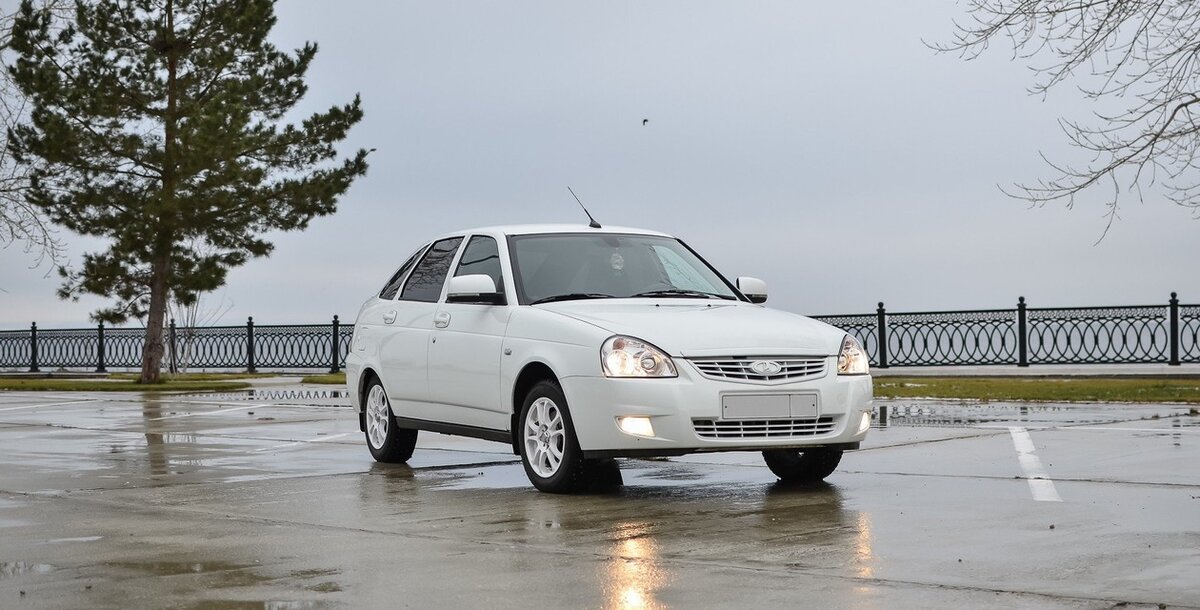 Общие данные
Производитель
АвтоВАЗ
Годы производства
2007—2018
Сборка
Россия АвтоВАЗ (Тольятти, Россия)
Россия Чеченавто (Аргун, Россия)
Класс
Субкомпактный
Иные обозначения
ВАЗ-2170
Дизайн
Платформа
«Гамма» (ВАЗ-2108)[1]
Компоновка
переднемоторная, переднеприводная
Колёсная формула
4 × 2
Трансмиссия
механическая 5-ступ.
Производитель
ВАЗ
Модель
2181
Тип
механическая
Число ступеней
5
Передаточные отношения
Главная передача
3,706
1 передача
3,636
2 передача
1,950
3 передача
1,357
4 передача
0,941
5 передача
0,784
Задняя передача
3,500
Синхронизаторы
многоконусные
роботизированная 5-ступ.
Производитель
ВАЗ
Модель
АМТ 2182
Тип
роботизированная
Число ступеней
5
Синхронизаторы
многоконусные
