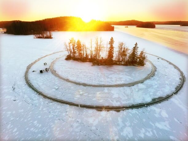 Первая в мире карусель, которая вращается вокруг острова. Фото: Janne Käpylehto 