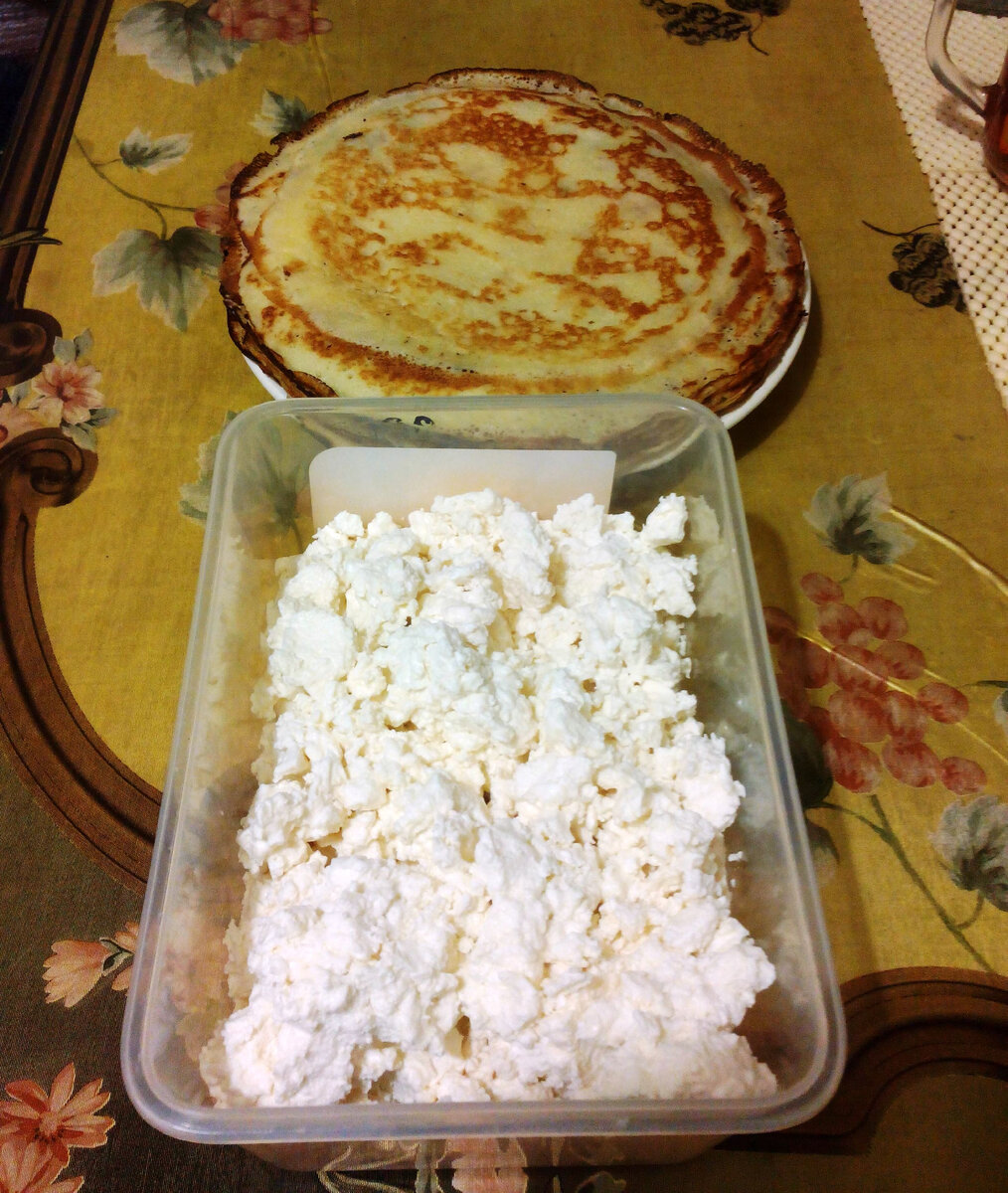 Блинчики на сыворотке и творог - все из того же количества молока.