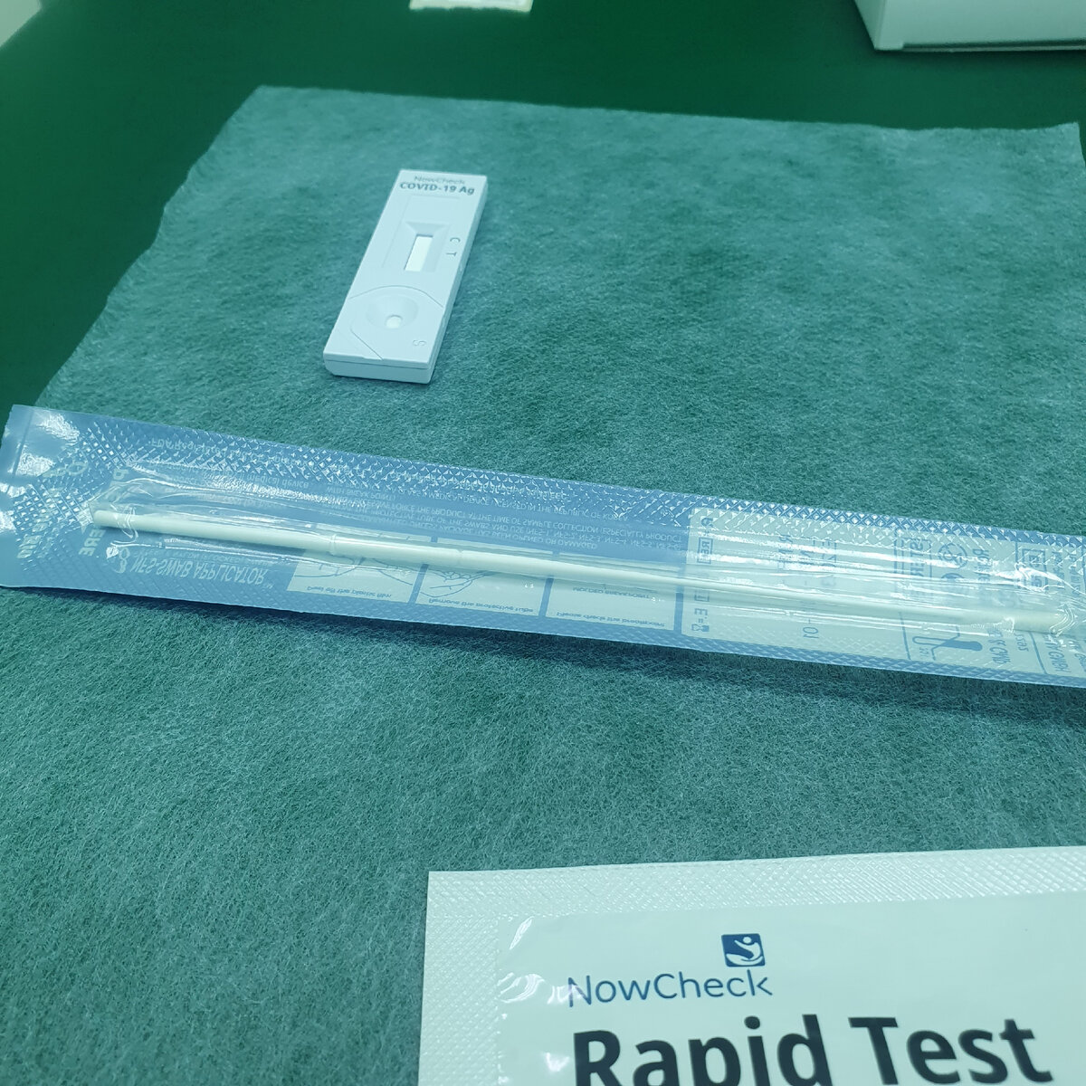 Вот такой набор разложили передо мной для взятия соскоба