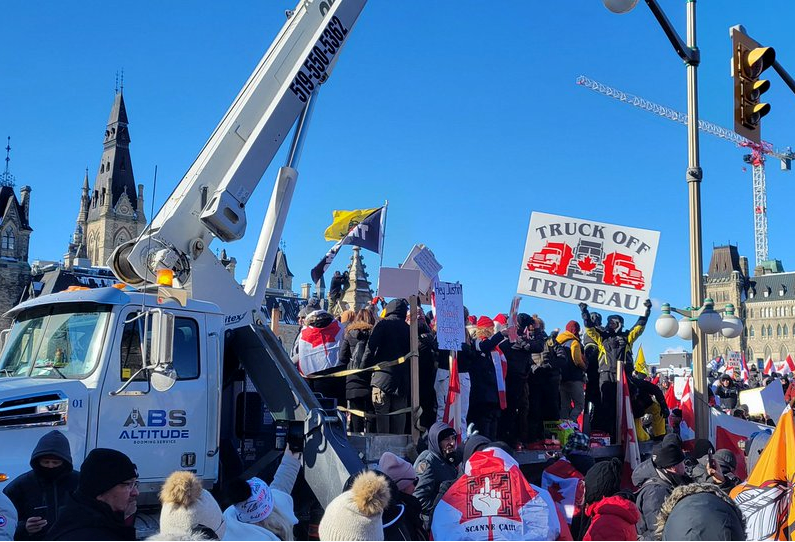 Участники действия с юмором подходят к составлению лозунгов. Иллюстрации из открытых источников информационных агентств.