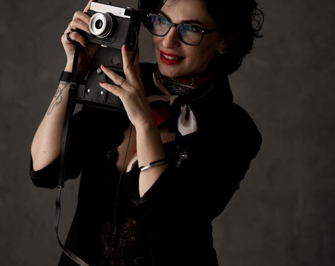 Помню себя мелкой, сидящей на руках у мамы и листая семейные альбомы, я всегда спрашивала маму кто на снимках