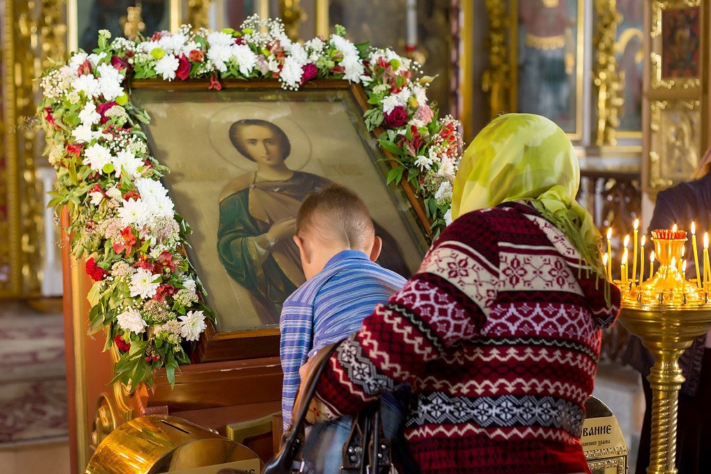 Свечи в храме на торжество Православия