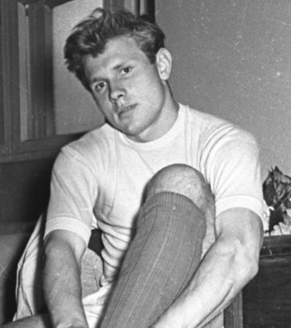 Советский футболист, нападающий, известен по выступлениям за московское «Торпедо» и сборную СССР в 1950-е годы и во второй половине 1960-х годов. В составе «Торпедо» стал чемпионом СССР 1965 года, а в 1968 году выиграл Кубок СССР. В составе сборной завоевал титул олимпийского чемпиона в 1956 году. Заслуженный мастер спорта СССР, дважды обладатель приза от еженедельника «Футбол» как лучший футболист года в СССР. Занимает 4-е место по числу забитых голов за сборную СССР. В 1957 году занял 7-е место среди претендентов на «Золотой мяч» France Football.