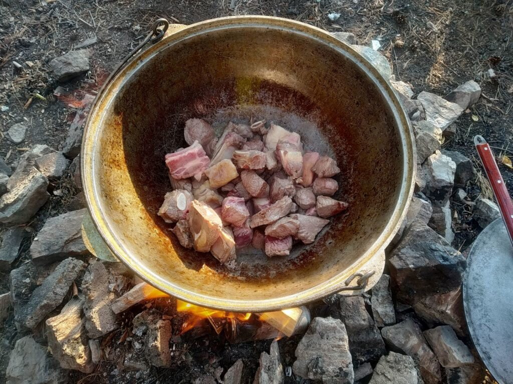 Чашушули из говядины с помидорами в казане на костре | 👍 Проверено, что  вкусно | Дзен