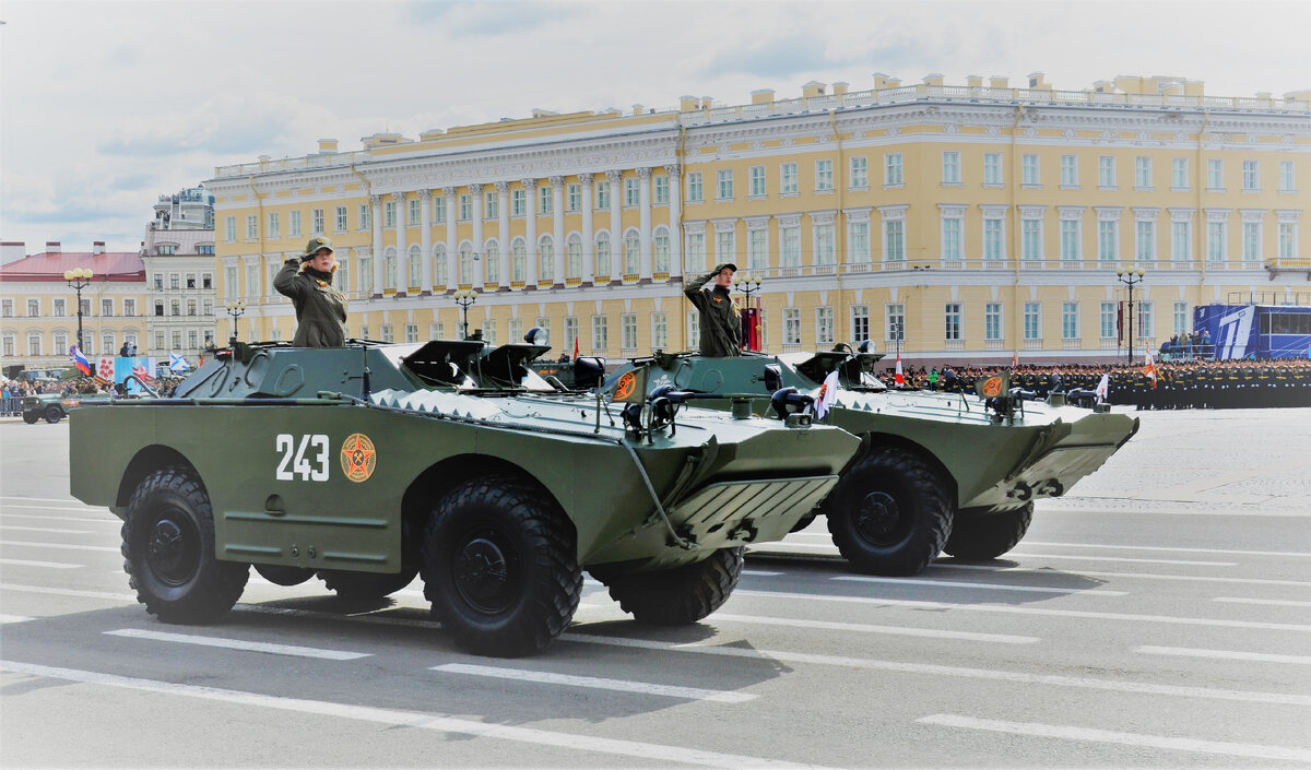Далее за БТР-40 следовали БРДМ-1 именно они явились дальнейшим техническим развитием БТР-40. Автомобиль уже плавал, и имел колесную формулу 8х8 для преодоления рвов и окопов. Старшими машины выступали также юные члены ВТО, Маша и Игорь, на их счету это уже второе участие в параде Министерства Обороны.