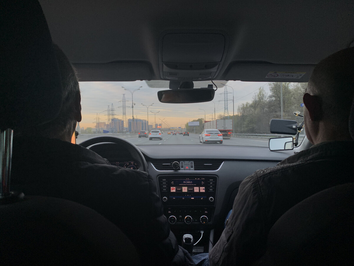 Папа и дядя везут семью на дачу. Фото: Варвара Гузий