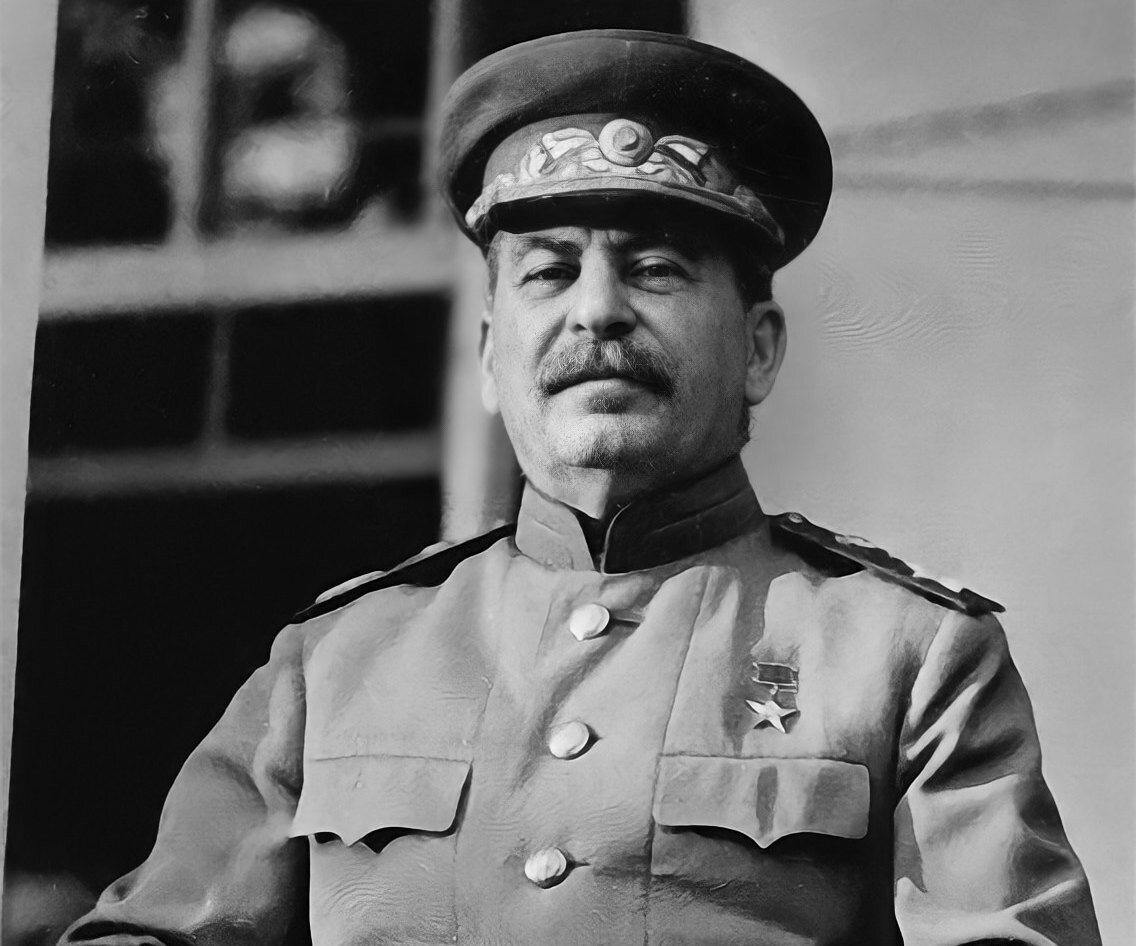     Это слишком: из-за какой черты Ленин требовал сместить Сталина с поста генсека